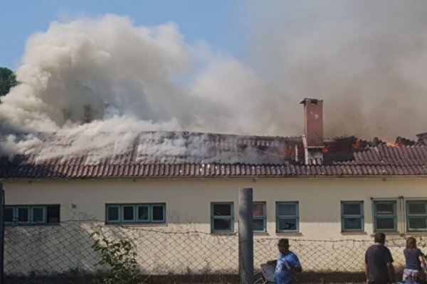 El Gobernador de Corrientes se comprometió a restaurar total y rápidamente la escuela incendiada de Parada Coco