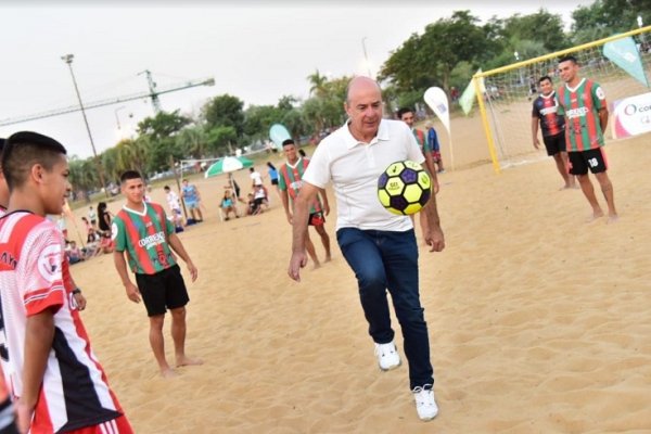 Canteros dio el puntapié inicial al Torneo de fútbol playero