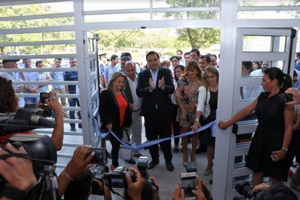 Valdés inauguró el nuevo edificio del Colegio Secundario del barrio Sociedad Rural de Mercedes