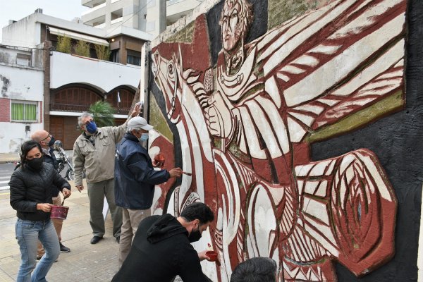 Restauran el emblemático mural del General San Martín en la esquina de Tucumán e Yrigoyen