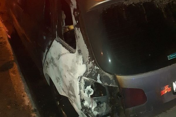 Dos automóviles se incendiaron en plena madrugada