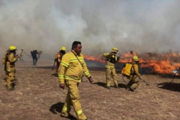 Los bomberos siguen combatiendo dos grandes focos de incendio en las sierras de Córdoba