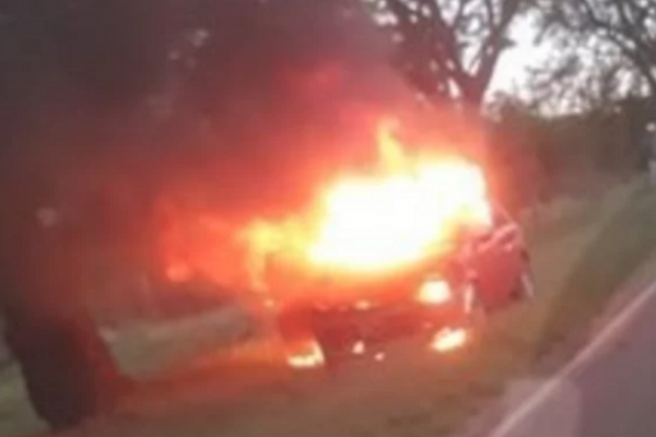 Un vehículo se prendió fuego frente al aeropuerto de Goya