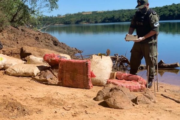 Misiones: Hallan más de 205 kilos de marihuana acopiados a orillas del río Paraná