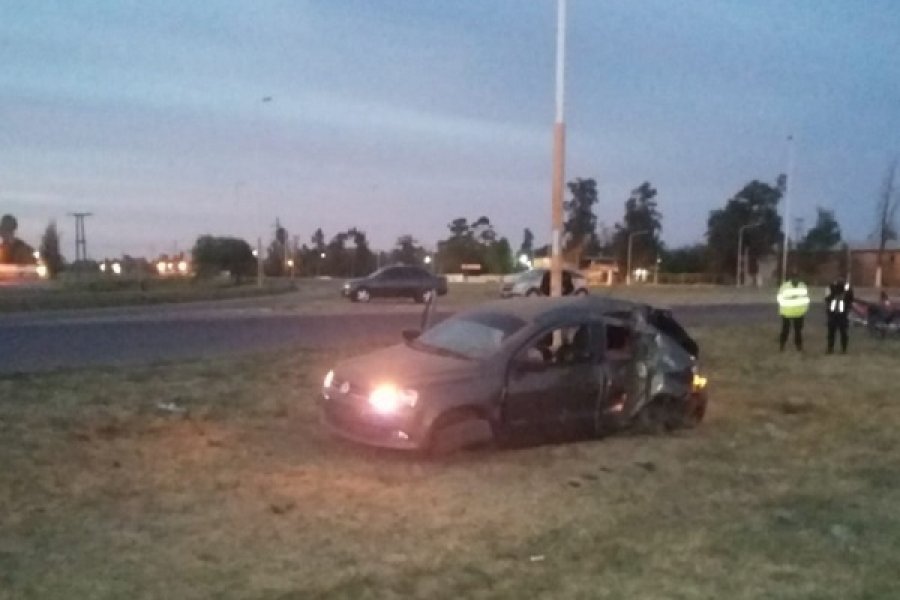 S enz Pe a Dos muertos al chocar un auto contra un poste de luz