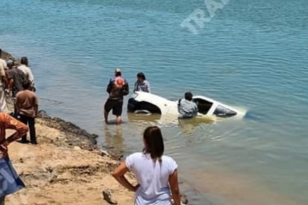 Intentaba bajar una lancha y su camioneta terminó en el río