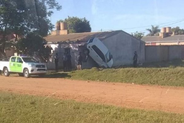 Insólito: Un hombre estacionó su auto sobre una pared