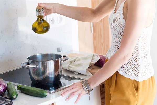 9 errores al comer y cocinar que te restan salud