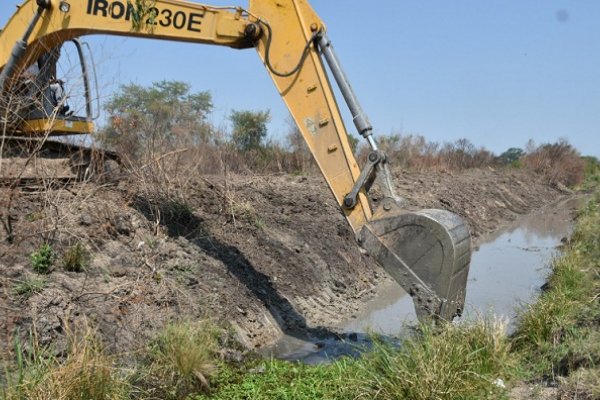 Tareas de limpieza en el canal del Pirayuí para un mejor escurrimiento del agua de lluvia