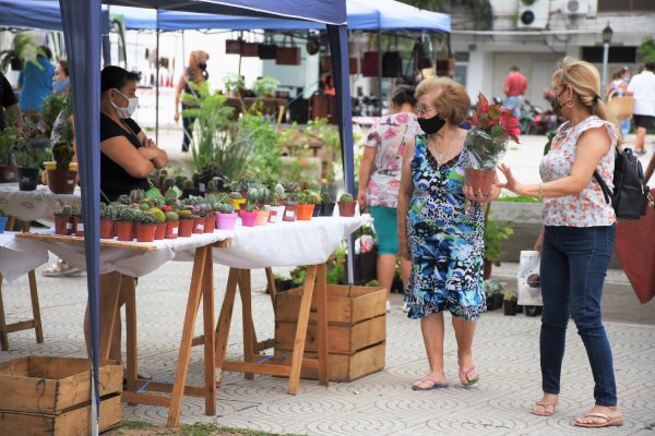 Los artesanos expusieron sus productos en la plaza Cabral