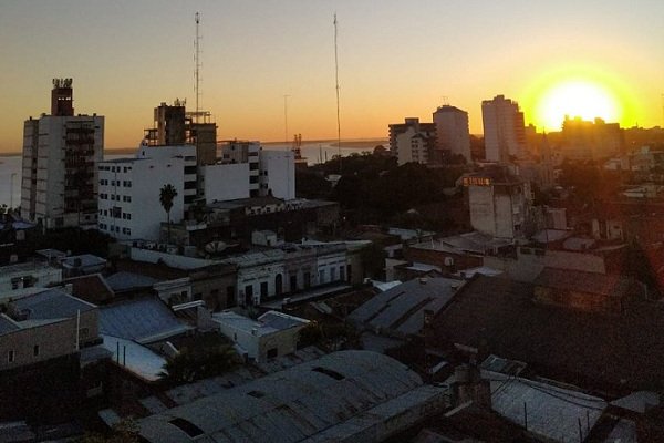 Feriado nacional con cielo despejado en Corrientes