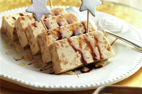 Biscuit de turrón con caramelo