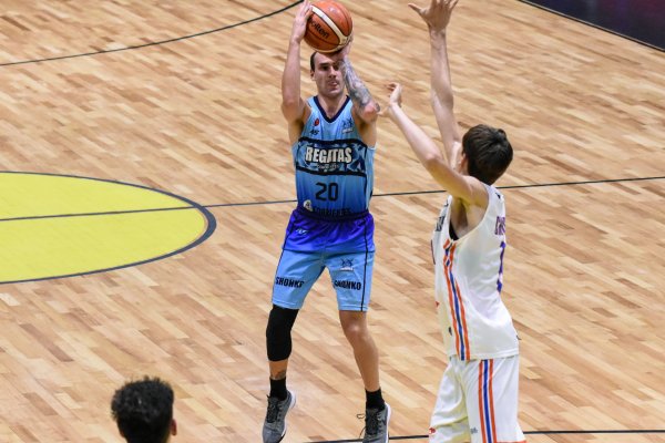 Regatas se despertó a tiempo y venció a Bahía Basket