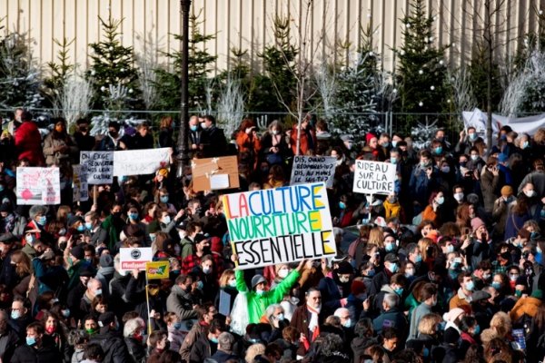 Francia se prepara para un fin de año con estricto toque de queda