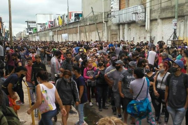 Polémica en las redes por imágenes de largas filas y una multitud en La Salada