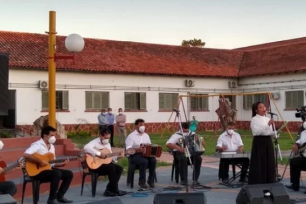 La Orquesta Folclórica se presentó en el patio del Hospital de Campaña