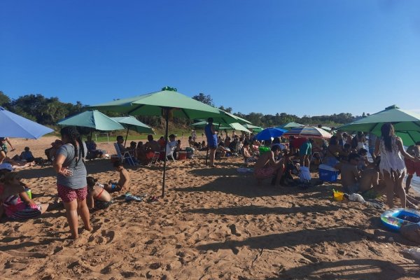 Empedrado: playa, aglomeración y polémica