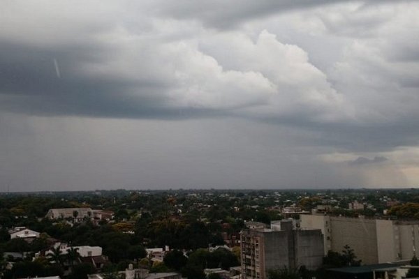 Corrientes con cielo parcialmente nublado y 33 grados de máxima