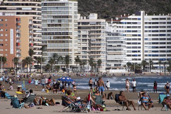 Expertos atribuyen a la relajación del verano el origen de la segunda ola en Europa