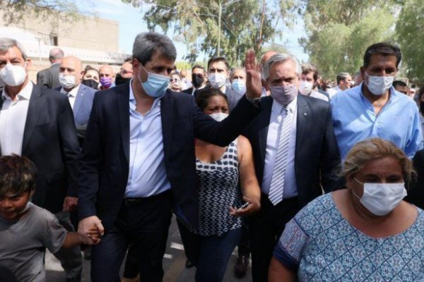 Alberto Fernández recorrió la zona del sismo y anunció la construcción de viviendas