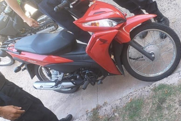 Policías recuperaron una moto robada