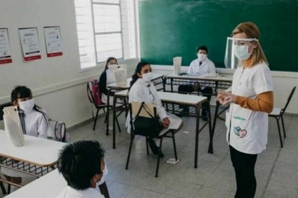 Abren inscripción para vacunar a docentes de todo el país