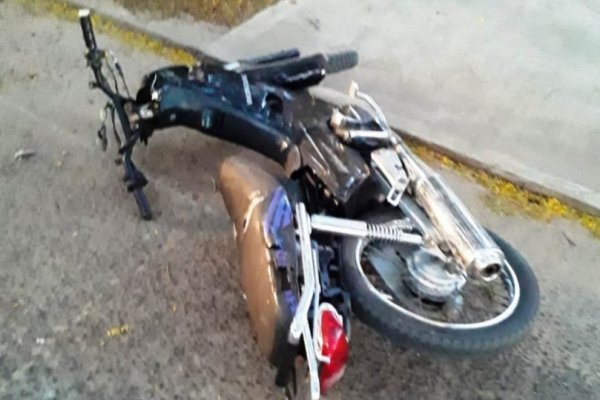 Un joven motociclista falleció al chocar un poste de luz