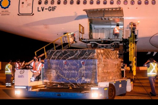 Aterrizó el avión con 732 mil vacunas Sputnik y Argentina ya superó las 4 millones de dosis