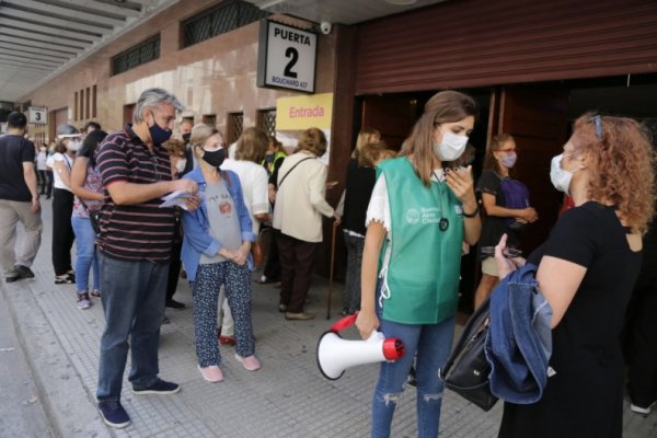 La (des) organización del gobierno porteño para vacunar en el Luna Park