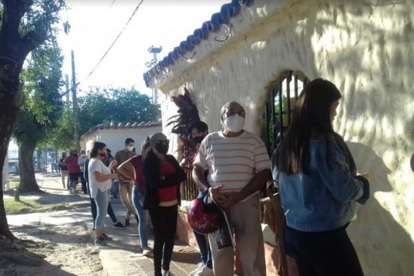 Extensas filas y espera en sede central de Anses Corrientes