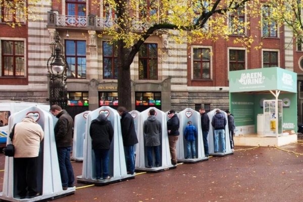 Ámsterdam instaló urinarios en las calles para evitar las meadas en la vía pública