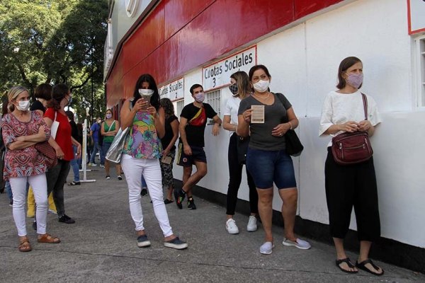 Enojo en River: dejan sin vacunar a personal de salud y la Ciudad admite un nuevo 