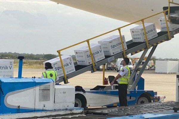 Llegó el décimo avión de Aerolíneas con 300.000 dosis de la vacuna Sputnik V