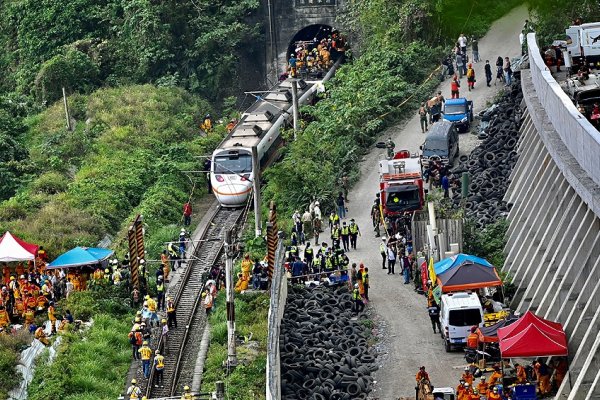 Taiwán: al menos 48 muertos y 60 heridos tras descarrilar un tren