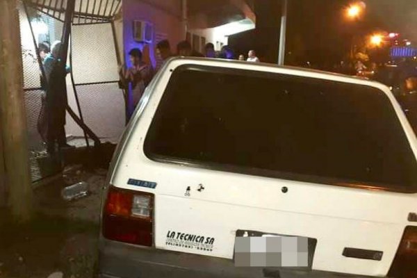 Chocaron contra una casa y quedaron atrapados en el auto