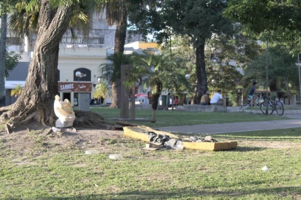 Preocupa el estado de abandono de la Plaza Cabral