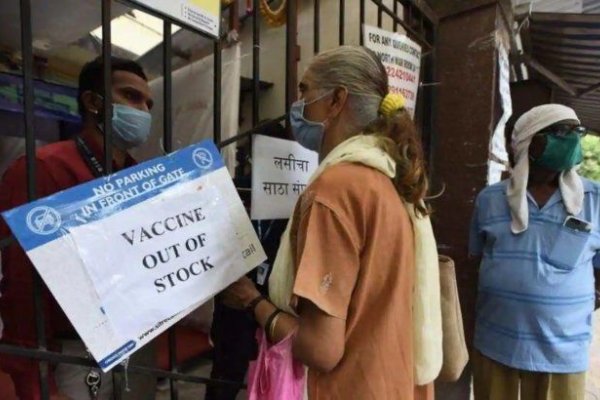 India se queda sin vacunas para su población mientras bate otro récord de contagios