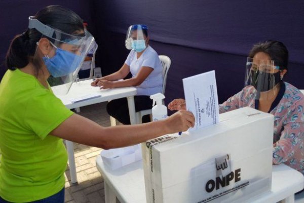 Vota Perú en las presidenciales más abiertas de su historia