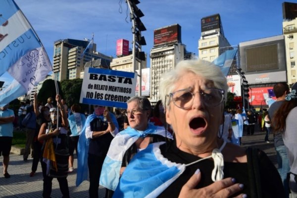 Un grupo de opositores marcharon al Obelisco contra las nuevas restricciones