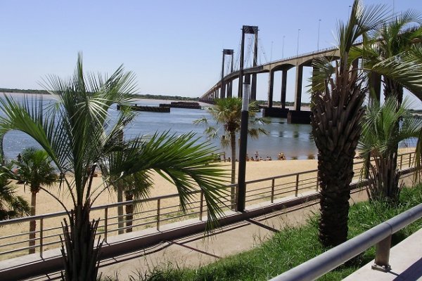 Día cálido con cielo despejado en Corrientes