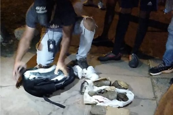 Detuvieron a un joven que llevaba más de 2 kilos de marihuana en su mochila