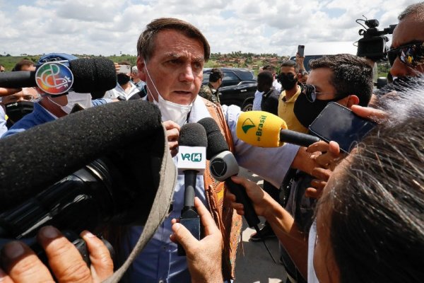 Bolsonaro lidera una multitudinaria concentración en plena segunda ola de coronavirus