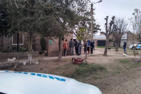 La apuñalaron para robarle la moto, se desmayó en la calle y ahora pelea por su vida