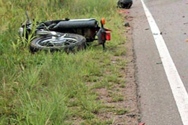 Perdió el control de su moto, cayó y murió en el acto