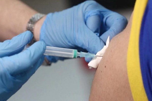 Por qué las vacunas contra el coronavirus causan dolor en el brazos durante varios días