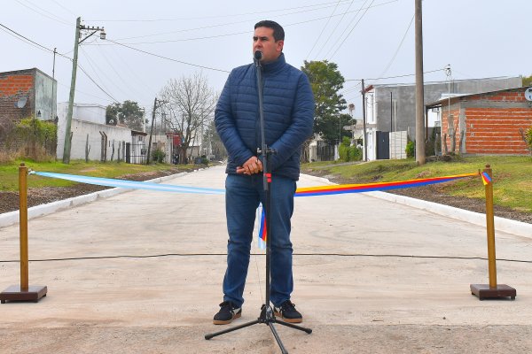 Vecinos de calle Castelli agradecen a Irigoyen por nueva cuadra pavimentada