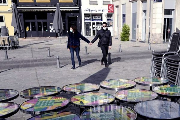 Muchos españoles siguen usando el tapabocas en la calle, pese al fin de la obligatoriedad