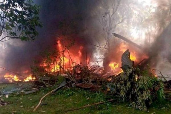 Al menos 29 muertos al estrellarse un avión militar en Filipinas