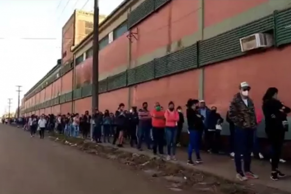 Gran concurrencia de jóvenes para recibir la vacuna contra el COVID