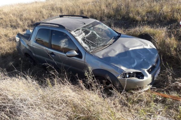 Una camioneta despistó y volcó sobre ruta 119